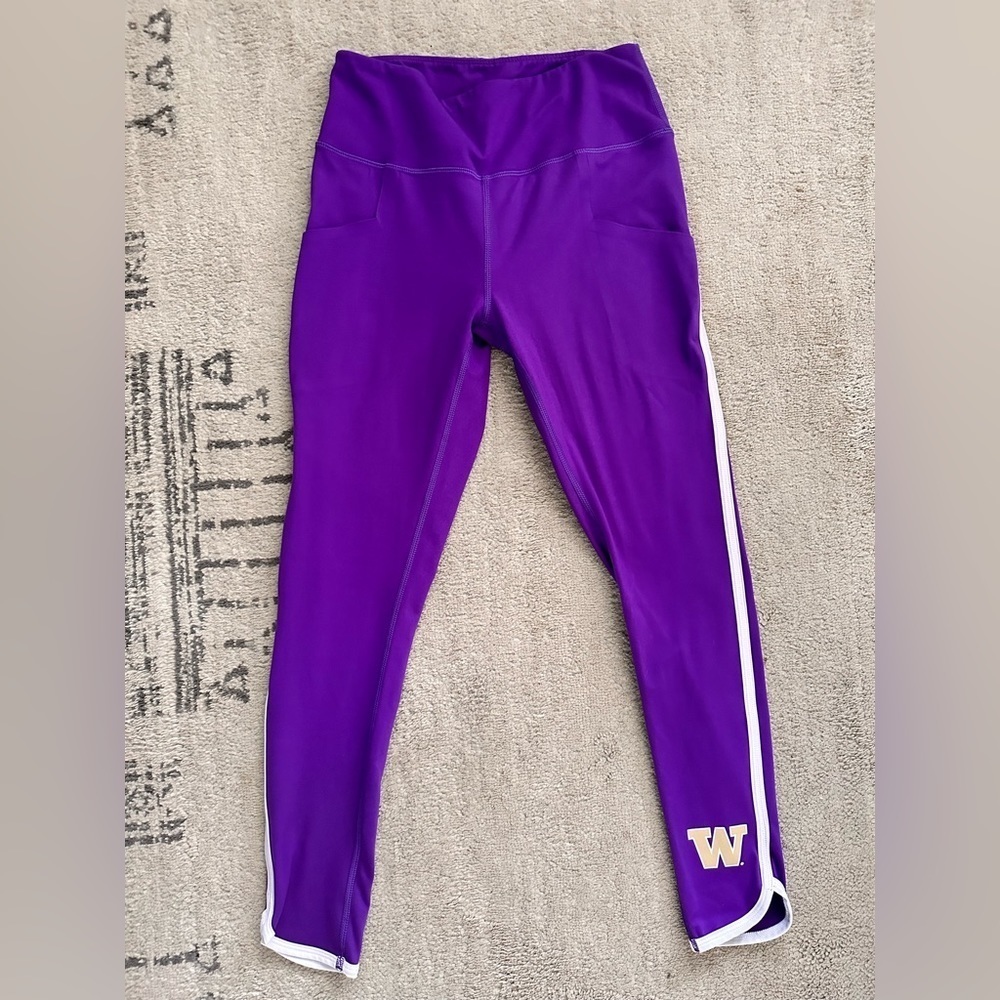 Zoozatz University of Washington Huskies' Purple Capri Leggings